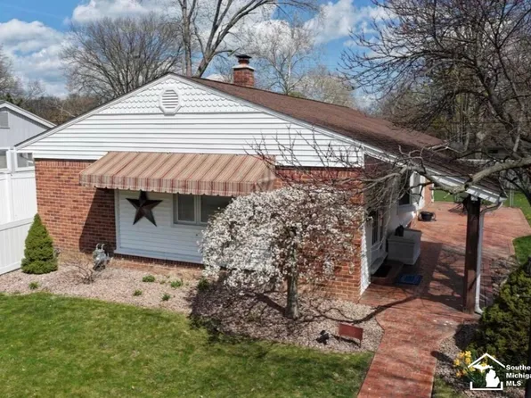 2515 Boxford St, Trenton, MI 48183