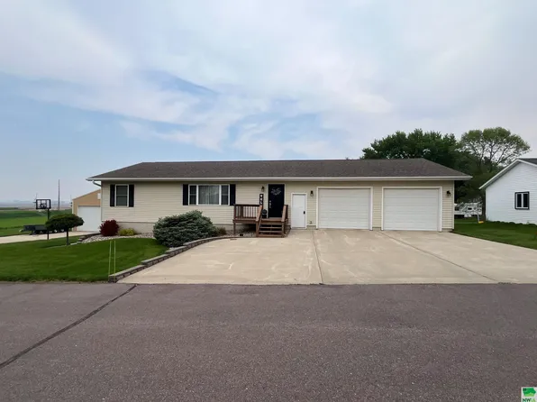 112 3rd St, Maurice, IA 51036