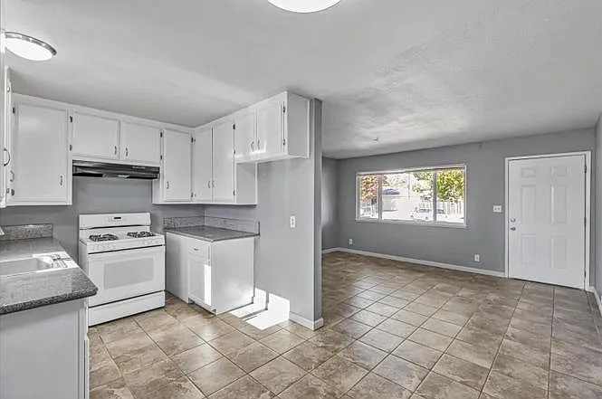 2 bed, 770 sqft, $1,895 — Photo 2