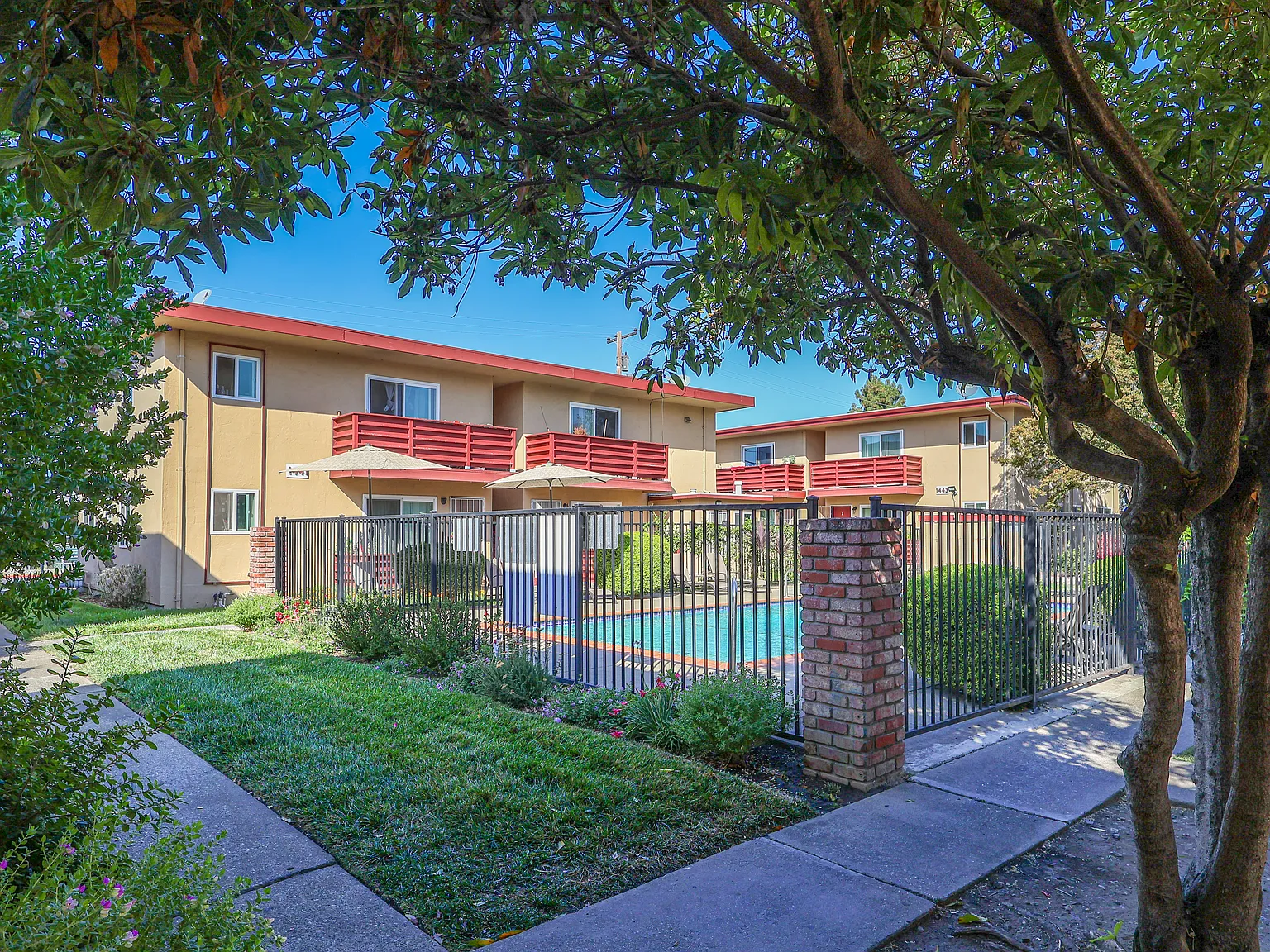 Driftwood Apartments — Photo 2