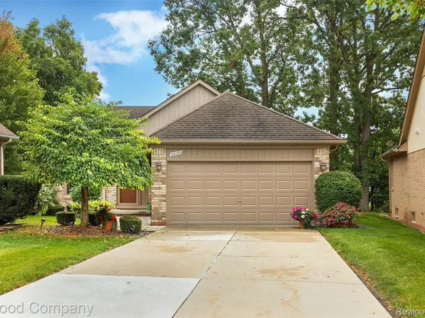 20140 Shoals Ct S #16, Clinton Township, MI 48038
