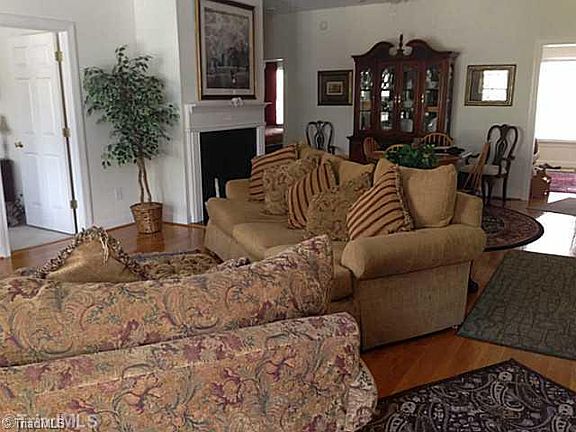 4th image of 728A Oleander Dr