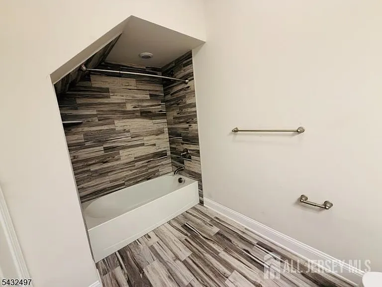 810 Greenland Sq — Photo 8