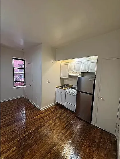 220 E 29th St — Photo 4