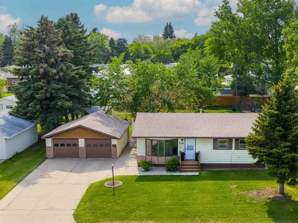 1720 2nd St SE, Minot, ND 58701