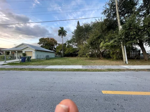 20 NW 10 Street, Hallandale Beach, FL 33009