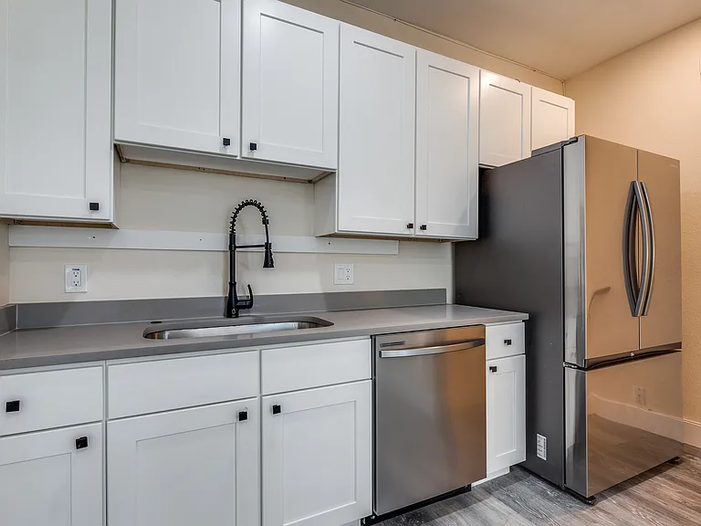 515 N Davis Dr — Photo 16
