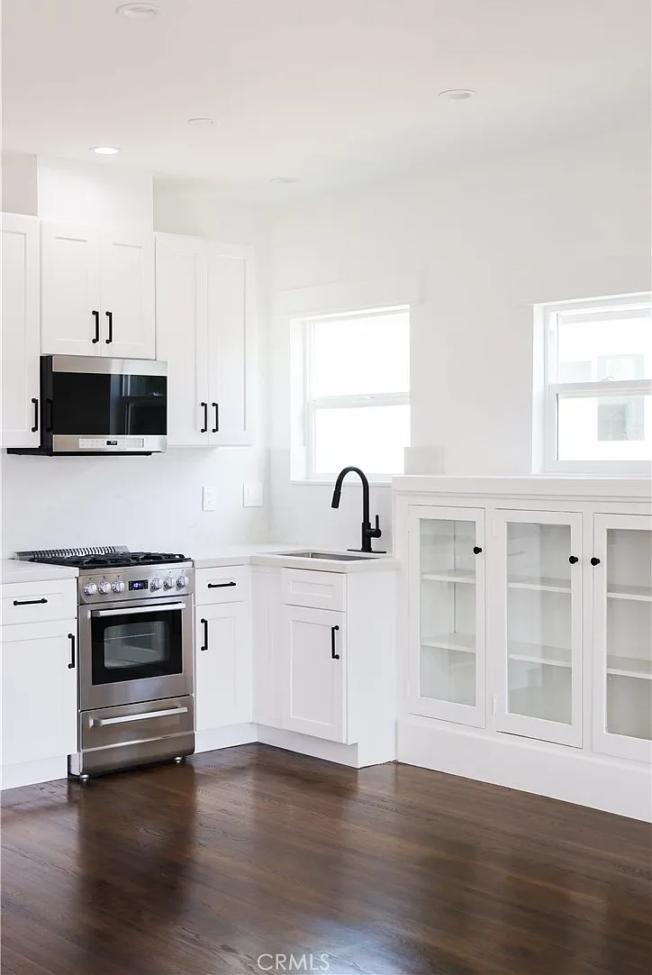 3 bed, 990 sqft, $4,095 — Photo 3