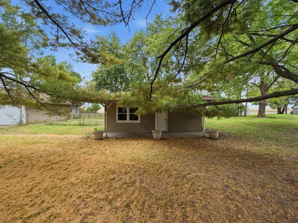 206 Grove St, El Paso, IL 61738