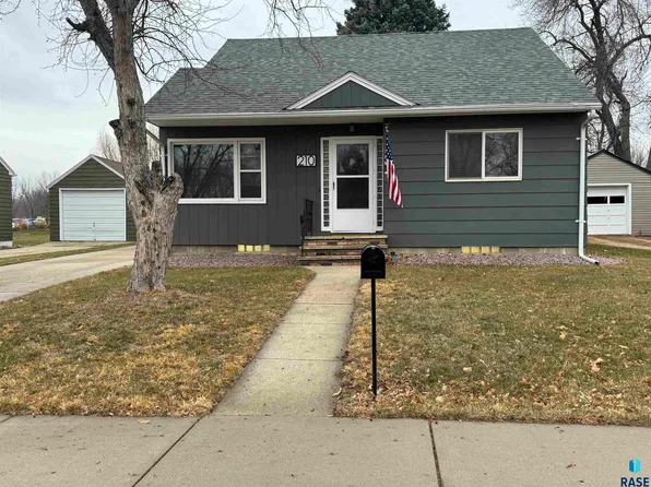 210 W Barck Ave, Luverne, MN 56156