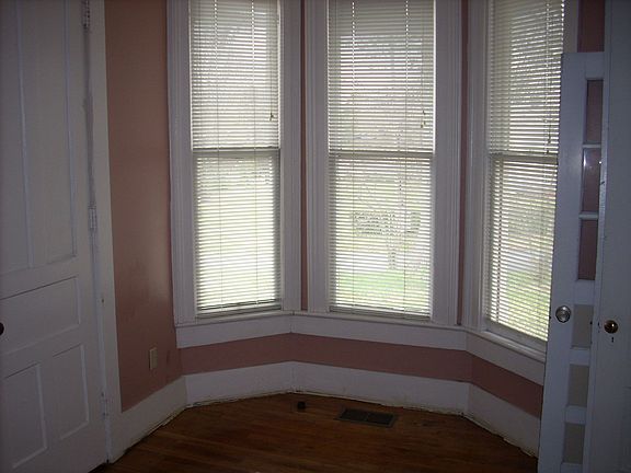 3rd image of 412 Midlake Dr