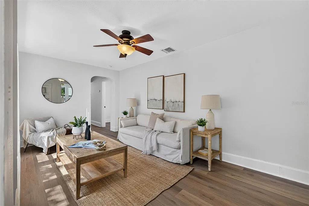 2 bed, 1.0 bath, 830 sqft, $2,300 — Photo 2