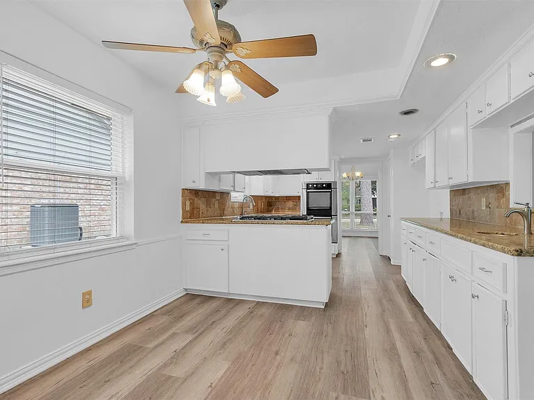 1122 Rhine Ln — Photo 12