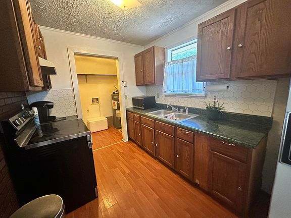5th image of 150 Davis St