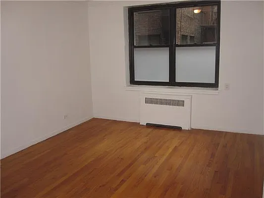 Rented by Siderow Residential Group | media 7