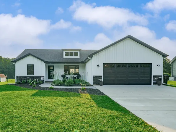 519 Foxmoor Dr, Plainwell, MI 49080