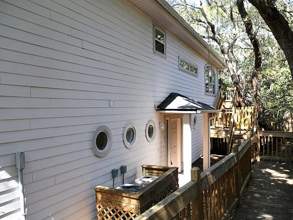 3rd image of 2820B Mantanzas Ave