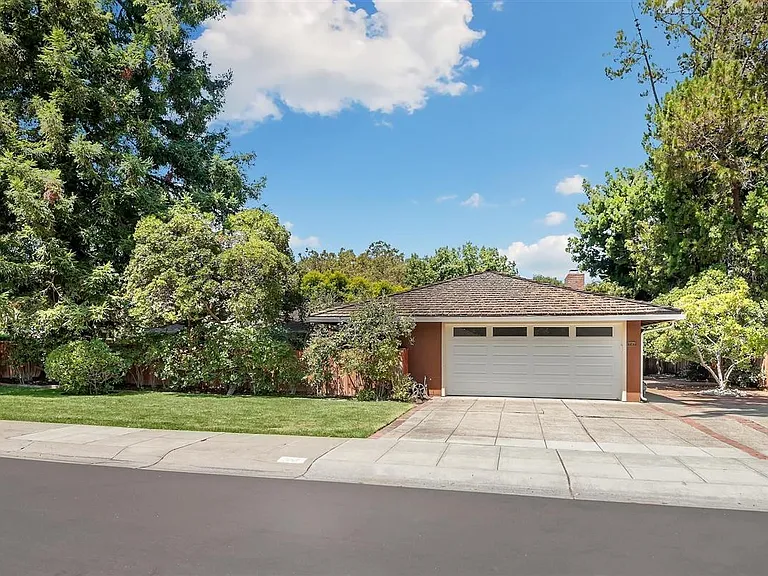 747 Northampton Dr — Photo 3