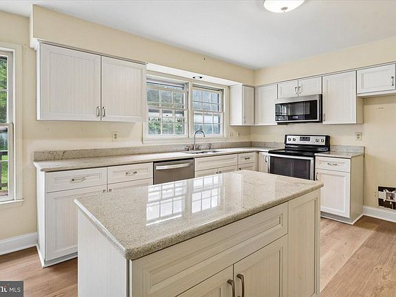 2nd image of 3231 Nestlewood Dr
