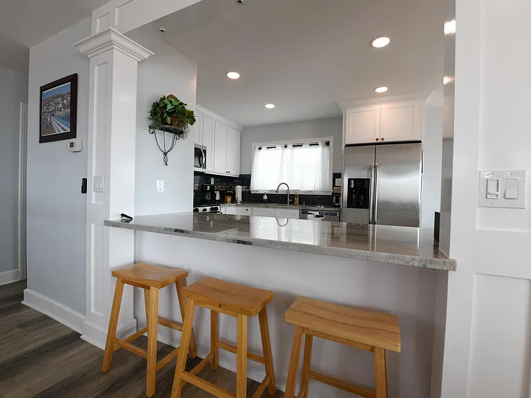515 Monterey Ln — Photo 8