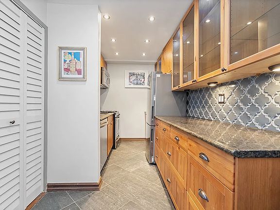 4th image of 415 E 52nd St APT 9FC