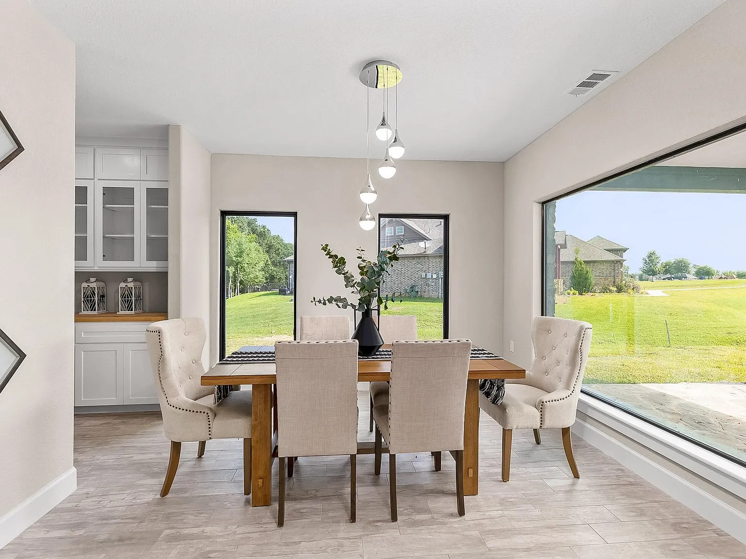 5 bed, 4.5 bath, 4024 sqft, $5,750 — Photo 2