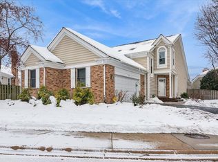 472 Park Barrington Dr, Barrington, IL 60010