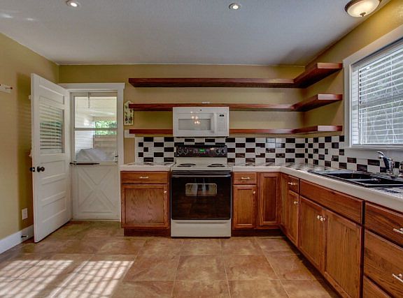 5th image of 106 Hilltop Dr