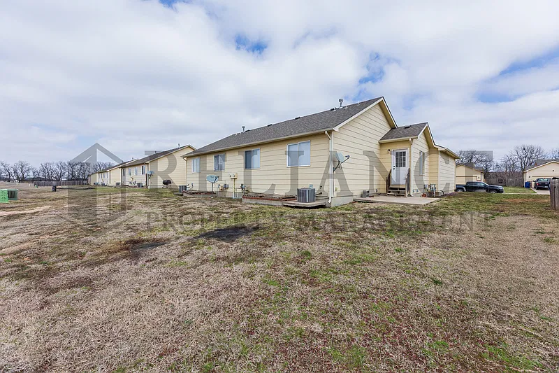 3 bed, 2.0 bath, 1410 sqft, $1,545 — Photo 3