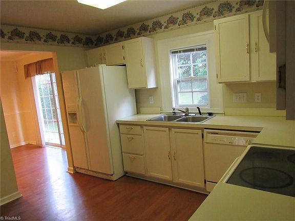 4th image of 811 Blazingwood Dr