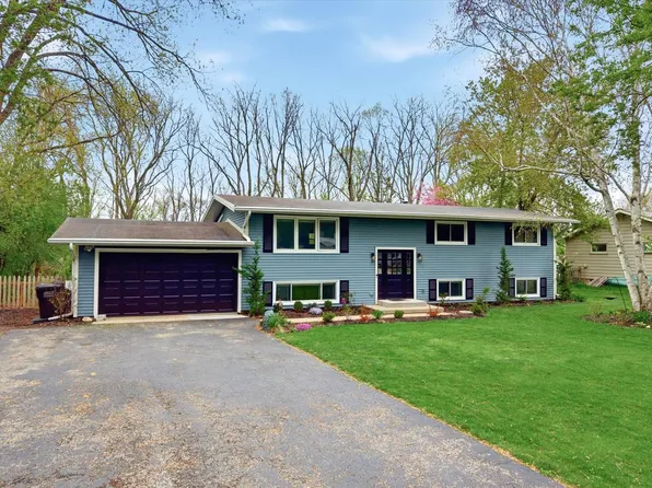 1015 W Devonshire ROAD, Delafield, WI 53018