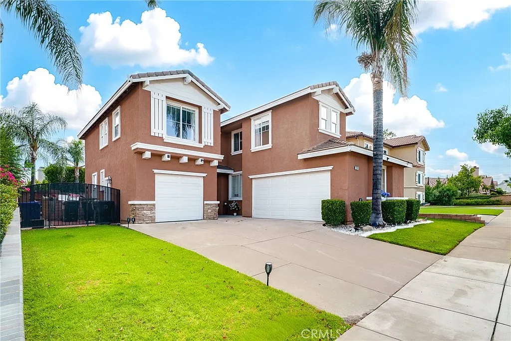 4 bed, 2.5 bath, 2349 sqft, $6,300 — Photo 2