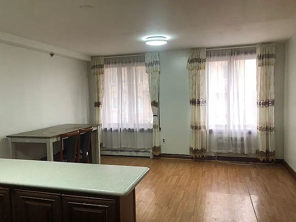 5th image of 1549 W 3rd St APT 2R