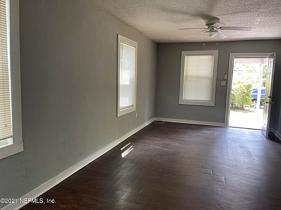 4th image of 615 E 61st St