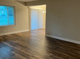 1102 Eisenhower Ct, Vernon Hills, IL 60061