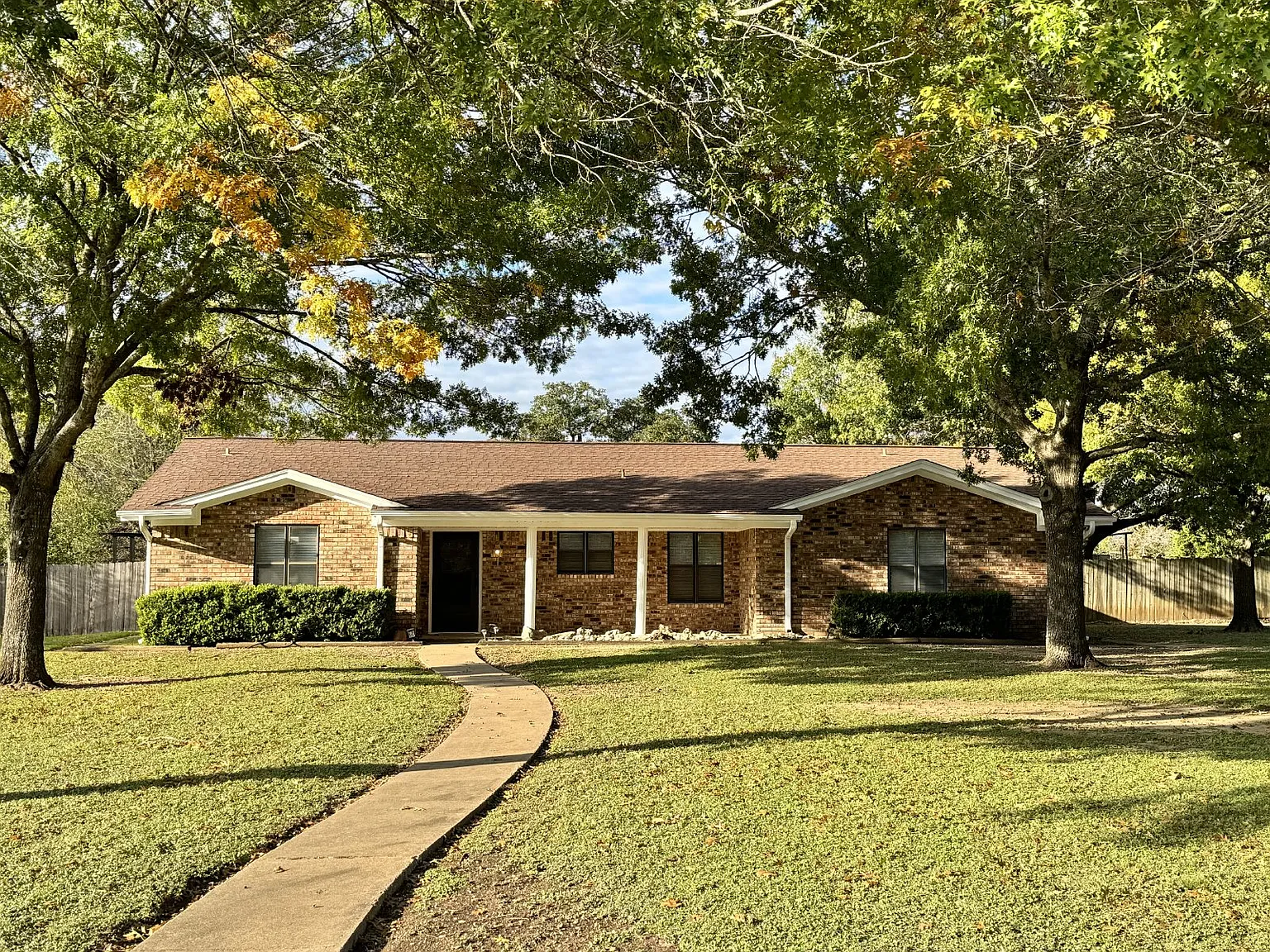 3 bed, 2.0 bath, 2394 sqft, $3,195 — Photo 4