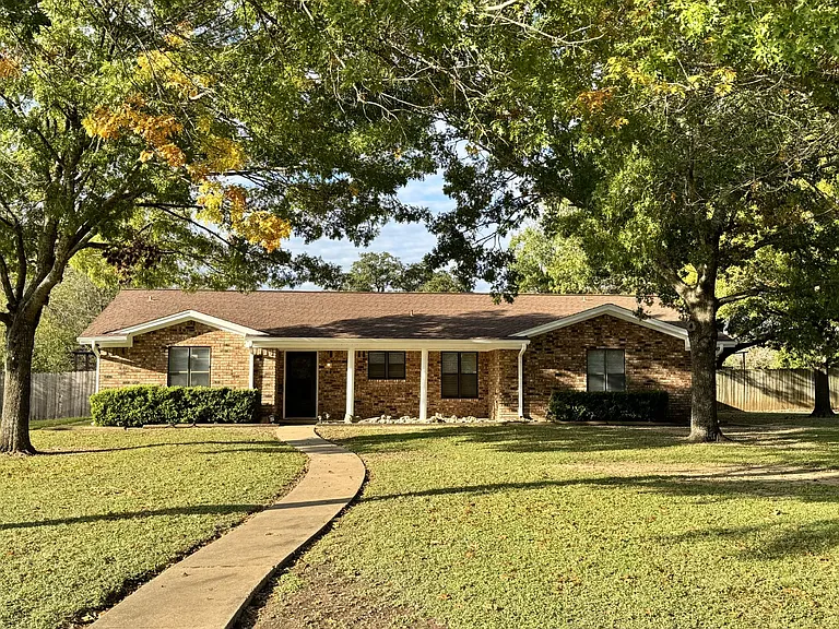 140 Towne West Dr — Photo 4