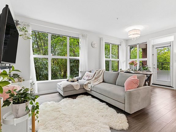 2nd image of 9551 Alexandra Rd #133