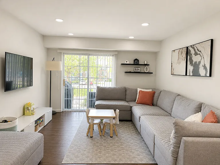 1611 N Windsor Dr #207 — Photo 1