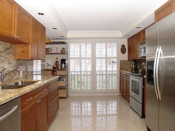 New Chef's Kitchen w/Granite and Stainless Accents
