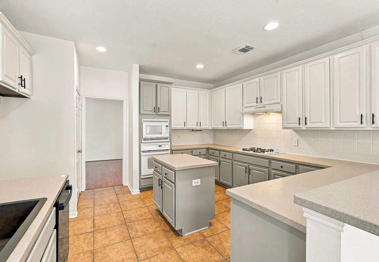4 bed, 3.0 bath, 3267 sqft, $3,900 — Photo 4