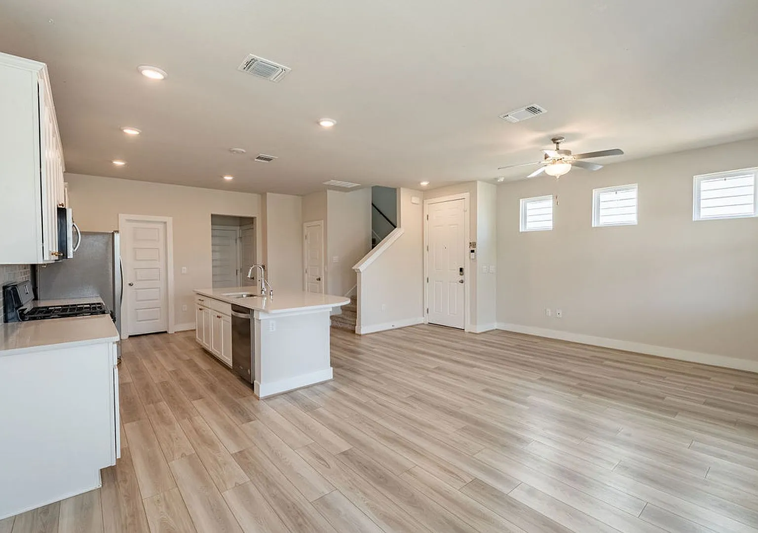 Beautiful 3 bedroom, 2.5 bathroom home in Southeast Austin — Photo 4