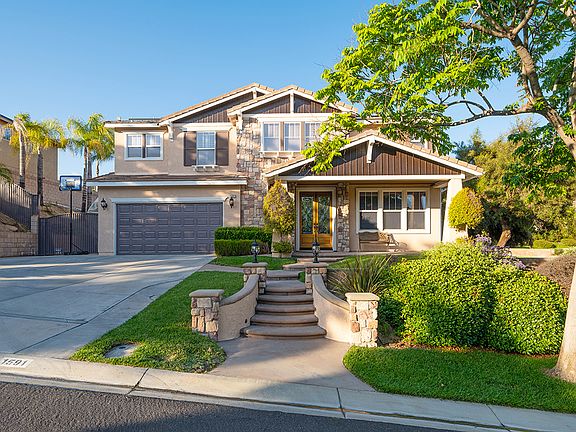 Beautiful curb appeal!!