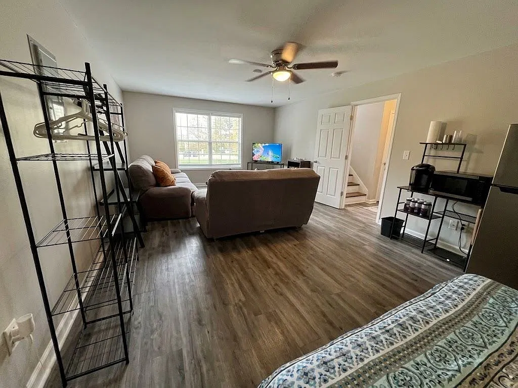 1 bed, 1.0 bath, 2600 sqft, $1,299 — Photo 2