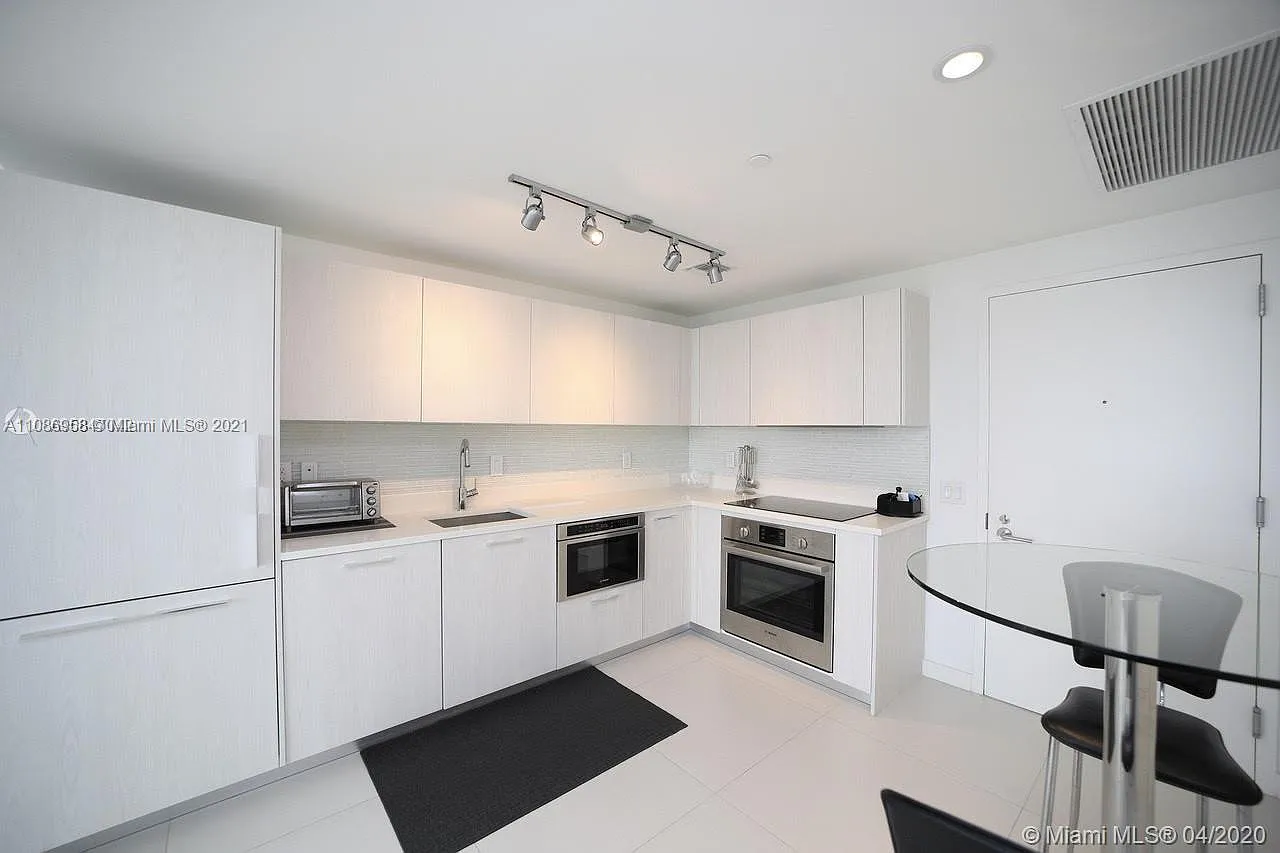 2 bed, 944 sqft, $4,050 — Photo 3