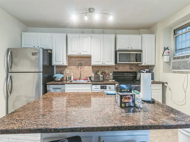 318 Hudson St #B — Photo 14