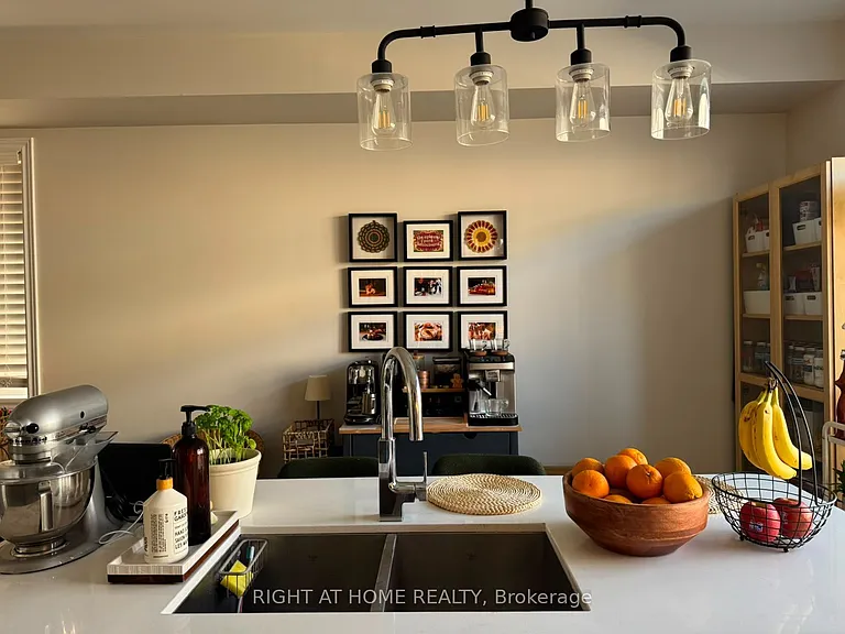 31 Edward Horton Cres — Photo 4