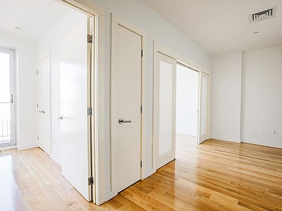 4th image of 25 Montrose Ave APT 406