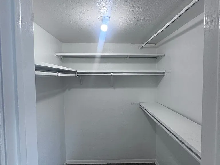 Aristocrat Apartments — Photo 10