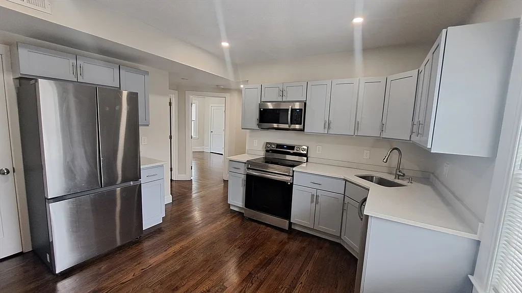 3 bed, 1.0 bath, 1072 sqft, $3,100 — Photo 2